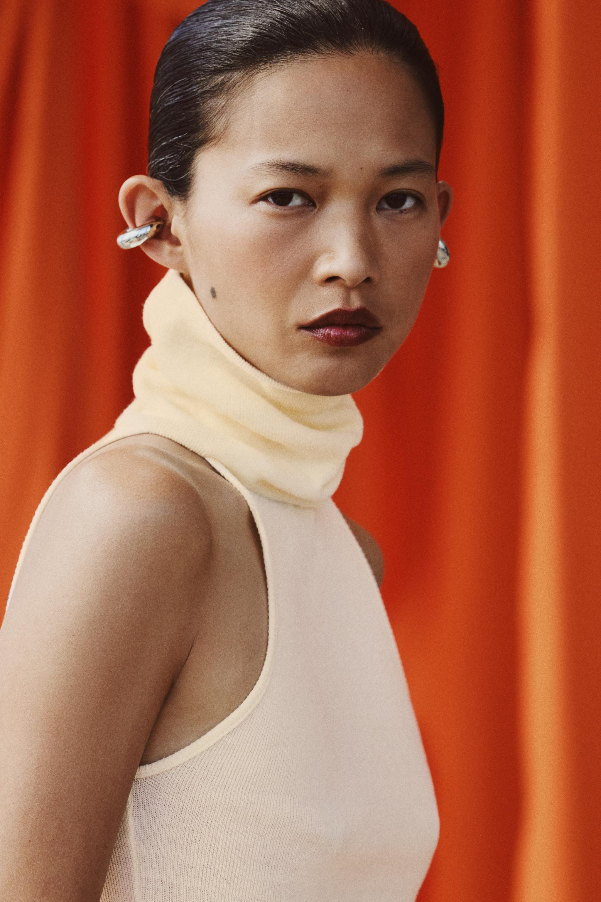 HIGH NECK SLEEVELESS TOP